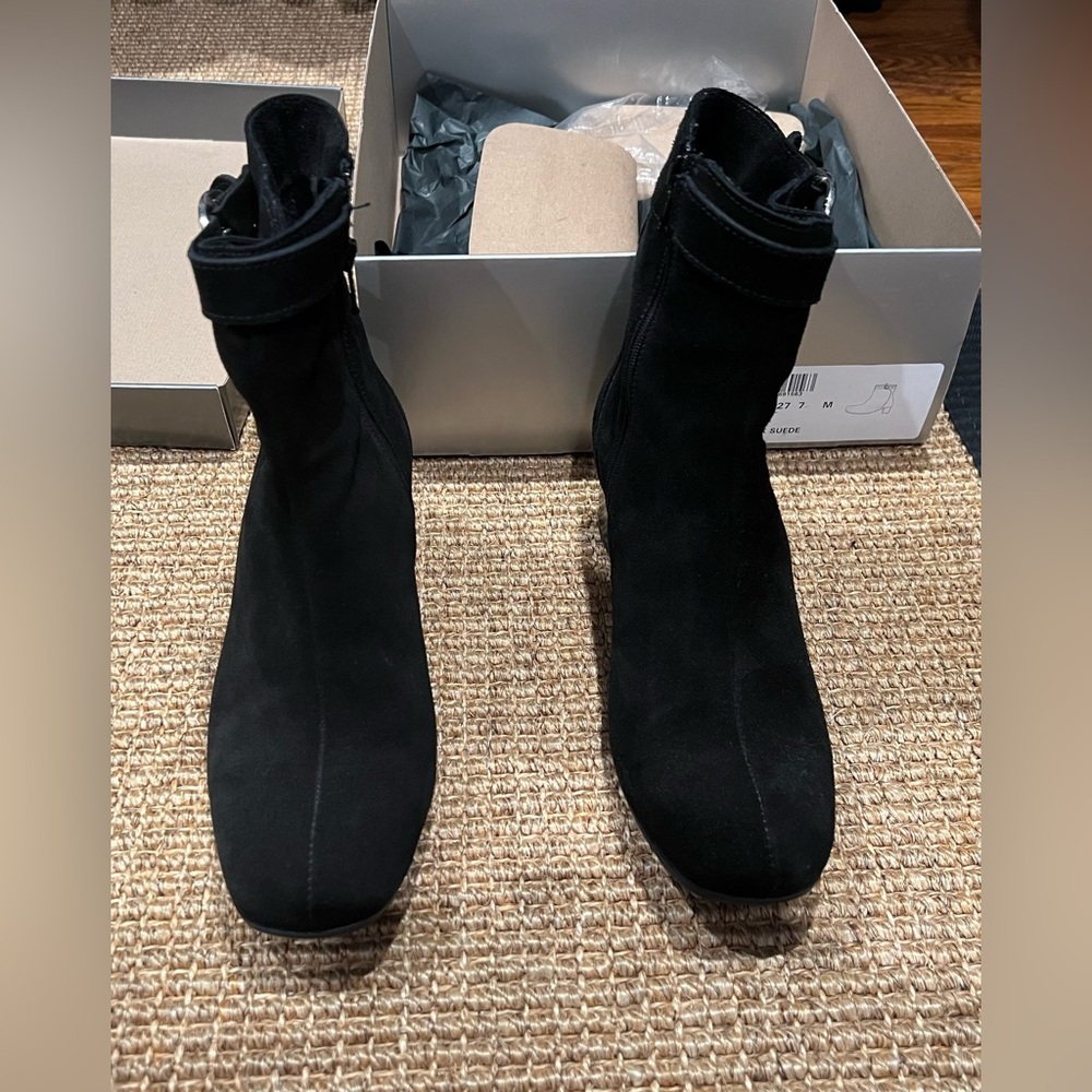 La Canadienne Jodie, black suede booties, size 7, medium - Picture 4 of 8